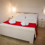 Giusi Apartman *